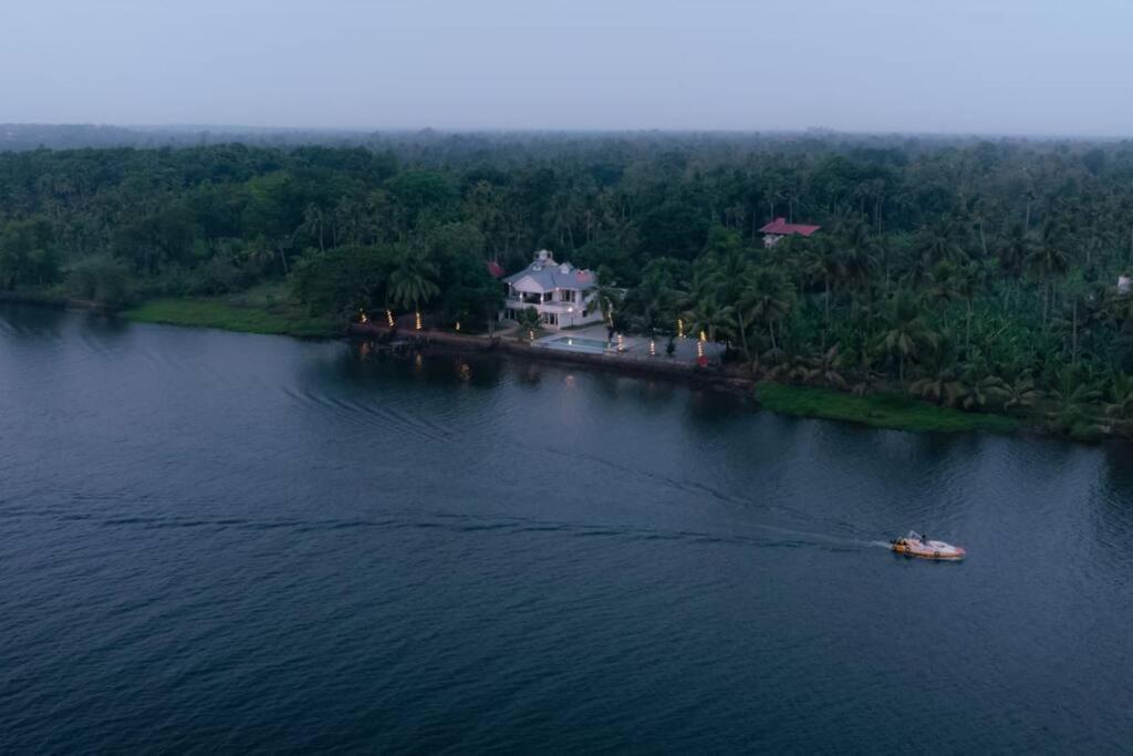 Riveria Portico - River Side 6 Bedroom Private Pool Bungalow North Paravur Extérieur photo