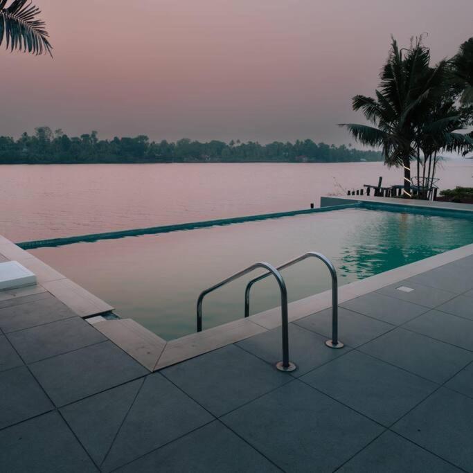 Riveria Portico - River Side 6 Bedroom Private Pool Bungalow North Paravur Extérieur photo